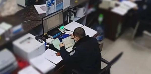 用假证糊弄警察,警察都懵了:留步! 用假证糊弄警察,警察都懵了:留步!