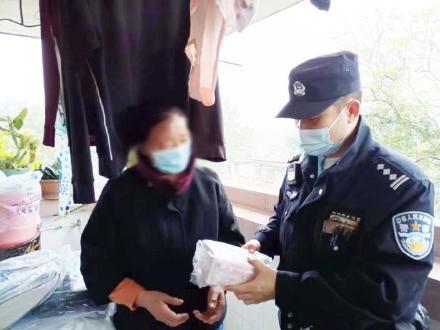 老人称家里数十万现金不见了，民警花两小时在阳台杂物堆里找到