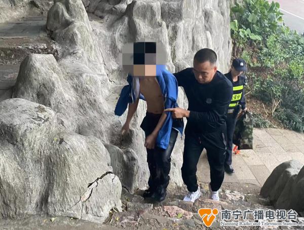 南湖大桥上一男子纵身跳入湖中，而他们紧随其后……