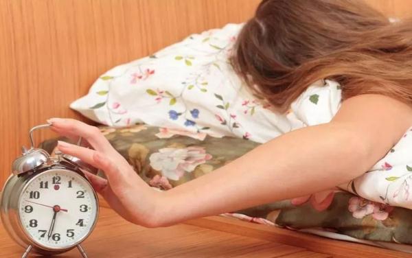 被闹钟反复惊醒对身体有害?这些方法教你舒适起床→ 被闹钟反复惊醒对身体有害?这些方法教你舒适起床→