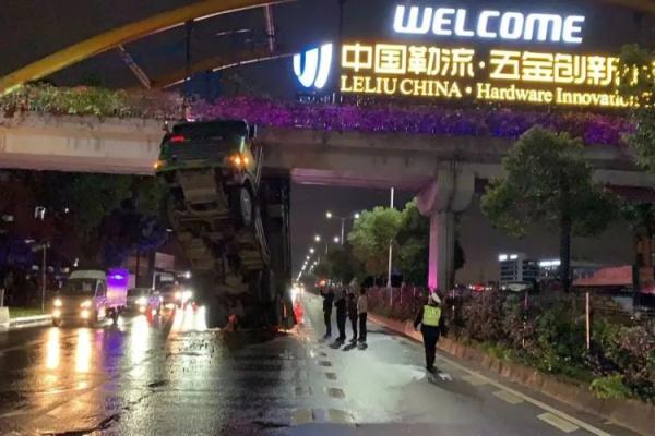 大货车行驶途中突然“起飞”卡在桥下，司机被悬在半空吓坏路人