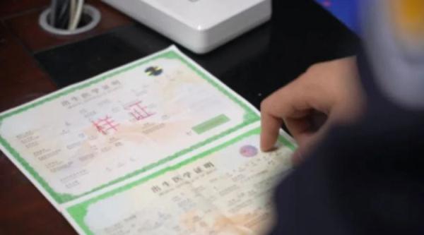 用假证糊弄警察,警察都懵了:留步! 用假证糊弄警察,警察都懵了:留步!