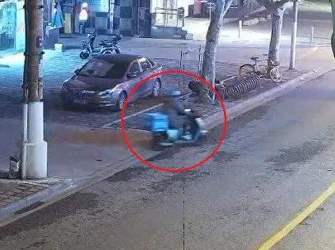 凌晨“外卖小哥”不送餐,徘徊街头在干嘛? 凌晨“外卖小哥”不送餐,徘徊街头在干嘛?
