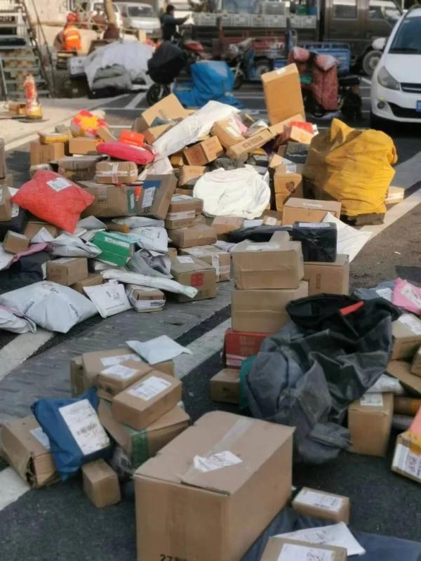 老兵珍藏40余年物品被快递寄丢！官方客服秒变“复读机”