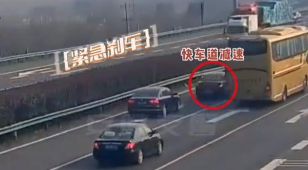 轿车高速公路突然停车，引发连环追尾！