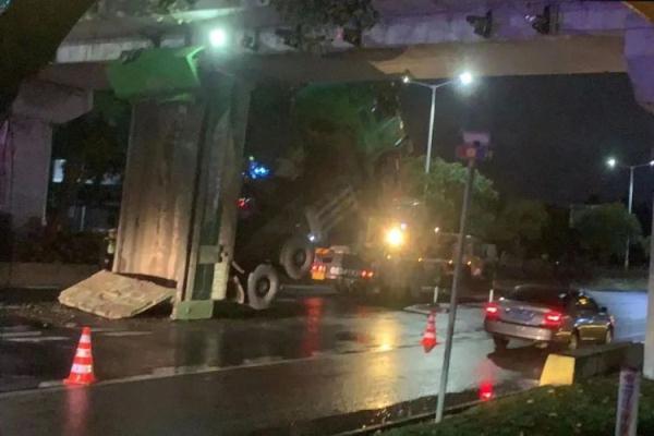 大货车行驶途中突然“起飞”卡在桥下，司机被悬在半空吓坏路人