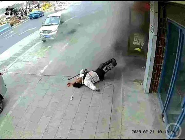 一电瓶店起火!男子敲门提醒瞬间爆炸… 一电瓶店起火!男子敲门提醒瞬间爆炸…