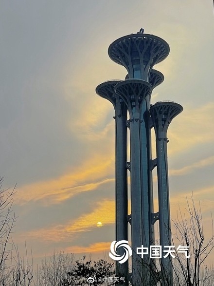 北京清晨曙光初现 金橘色云朵流光溢彩