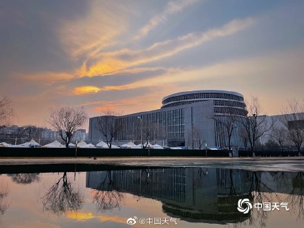 北京清晨曙光初现 金橘色云朵流光溢彩