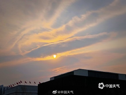 北京清晨曙光初现 金橘色云朵流光溢彩