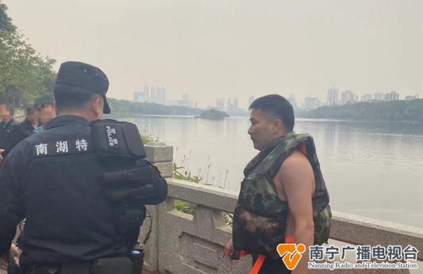 南湖大桥上一男子纵身跳入湖中，而他们紧随其后……