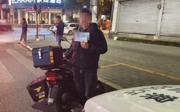 深夜,贵阳一外卖小哥突然走进烧烤店,不为取餐只为躲他们… 深夜,贵阳一外卖小哥突然走进烧烤店,不为取餐只为躲他们…