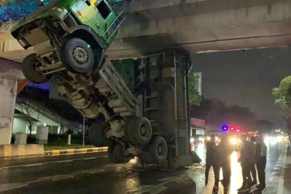 大货车行驶途中突然“起飞”卡在桥下，司机被悬在半空吓坏路人