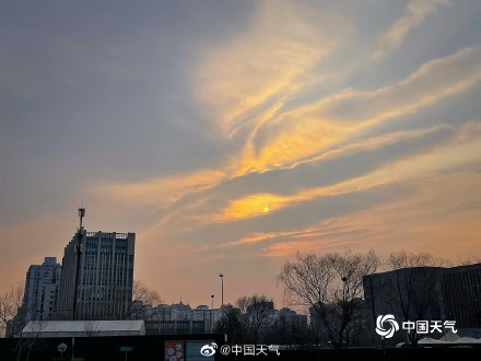 北京清晨曙光初现 金橘色云朵流光溢彩
