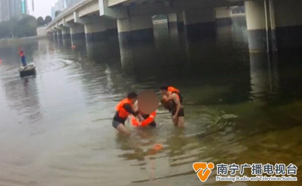 南湖大桥上一男子纵身跳入湖中，而他们紧随其后……