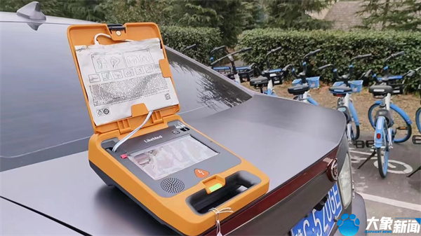 男子自费买除颤仪放车里，留言“可破窗取用”：命更珍贵！