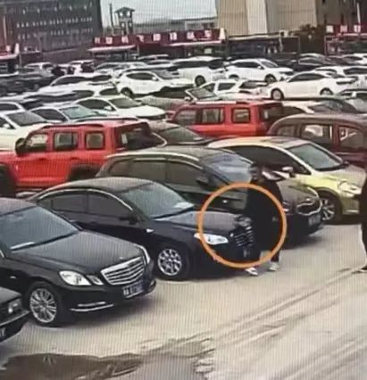 男子“泄私愤”8辆车漆受损，民警“察秋毫”6小时揭真相
