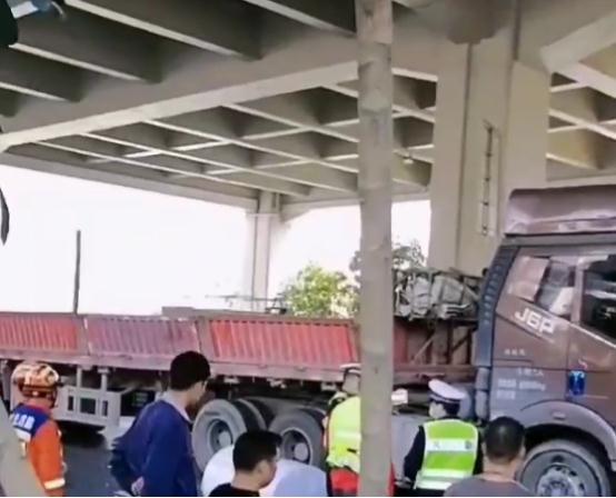 地铁口突发车祸！小轿车被2辆货车夹击……