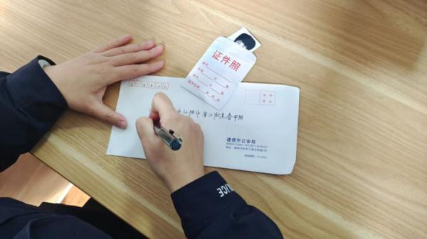 泪崩！母亲过世31年，男子突然收到新相片