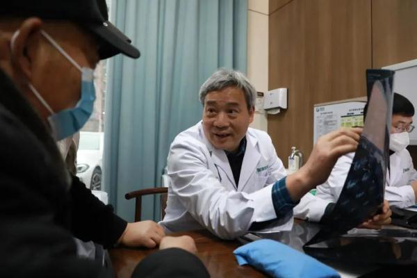 乘客突发疾病，老中医紧急施针救回