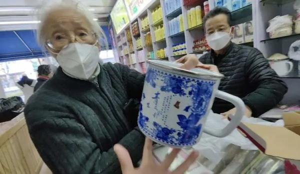 上海93岁老人一天跑两趟！69岁小店卖假领头、热水瓶胆...