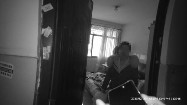 “‘逮捕令’都给我了，我犯罪了！”