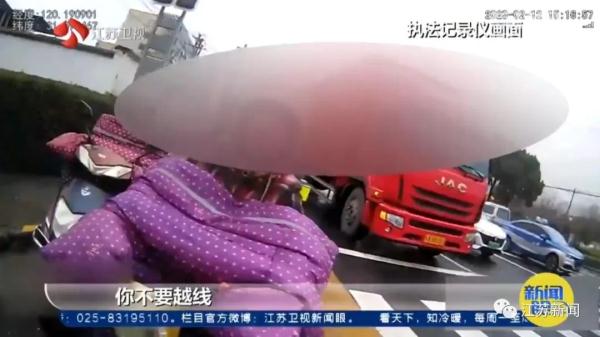 一身冷汗!民警刚提醒完,她就被卷入车底 一身冷汗!民警刚提醒完,她就被卷入车底