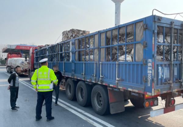 高速公路惊魂一幕：“天外来物”砸中挡风玻璃，结果……