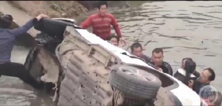 SUV因车祸失控滑入水渠，湖北仙桃近50位村民救出被困母女，最年长救人者77岁