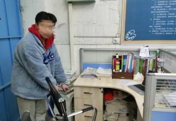 两男子相约盗窃路上入校盗走34部学生手机,24小时被抓 两男子相约盗窃路上入校盗走34部学生手机,24小时被抓