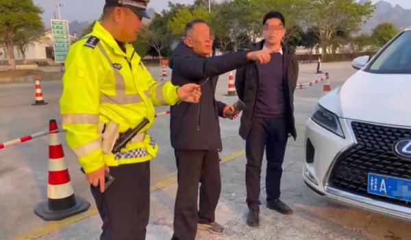 高速公路惊魂一幕：“天外来物”砸中挡风玻璃，结果……