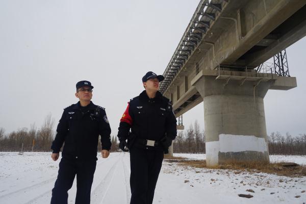 父亲牺牲10年后儿子继承警号 新入职的80多天如何度过? 父亲牺牲10年后儿子继承警号 新入职的80多天如何度过?