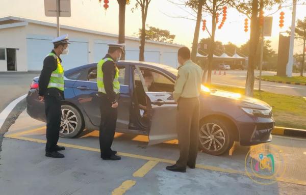 他在高速服务区呕吐不止！接下来一幕……