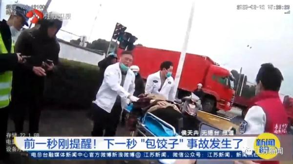 一身冷汗!民警刚提醒完,她就被卷入车底 一身冷汗!民警刚提醒完,她就被卷入车底