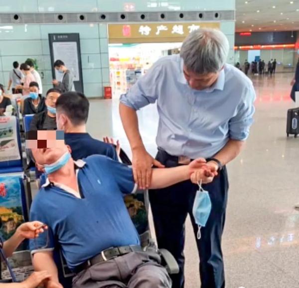 乘客突发疾病，老中医紧急施针救回