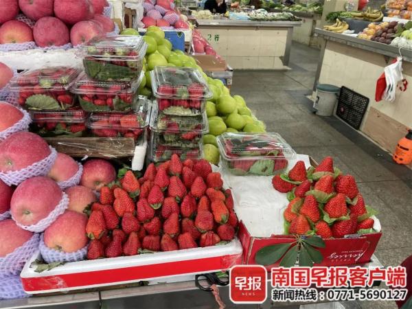 草莓自由?路边摊1元1盒,没想到都是套路! 草莓自由?路边摊1元1盒,没想到都是套路!