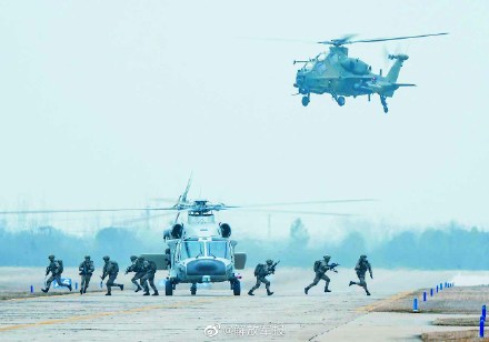 铁翼飞旋！直击空降兵某旅要点夺控演练