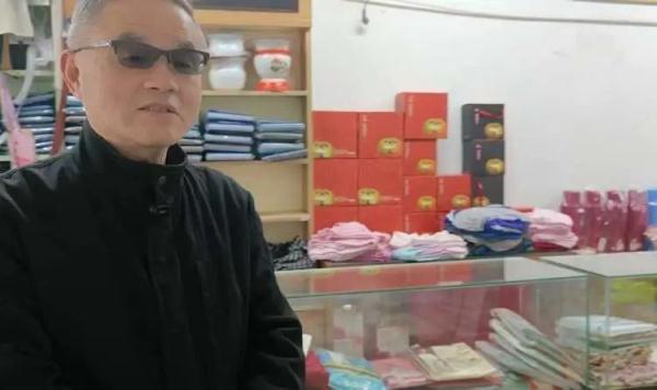上海93岁老人一天跑两趟！69岁小店卖假领头、热水瓶胆...