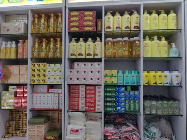 上海93岁老人一天跑两趟！69岁小店卖假领头、热水瓶胆...