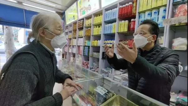 上海93岁老人一天跑两趟！69岁小店卖假领头、热水瓶胆...