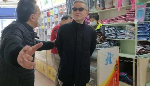 上海93岁老人一天跑两趟！69岁小店卖假领头、热水瓶胆...