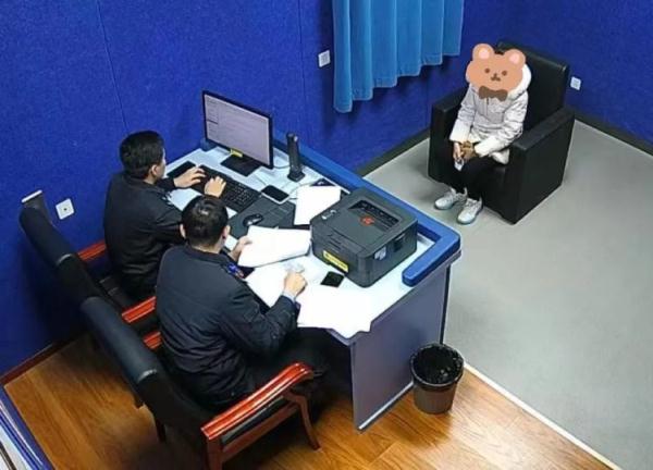 小学门口，执勤民警无意发现学生家长正是违法行为人！接下来的举动暖心了