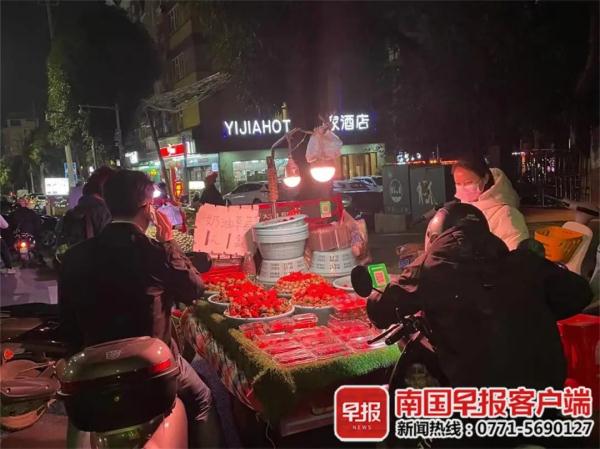 草莓自由?路边摊1元1盒,没想到都是套路! 草莓自由?路边摊1元1盒,没想到都是套路!