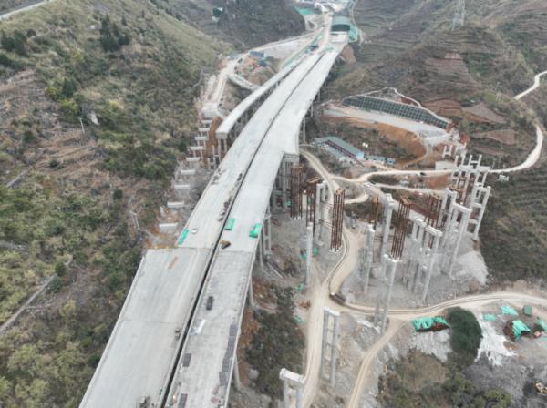 纳晴高速猴场互通项目建设完成进度超7成