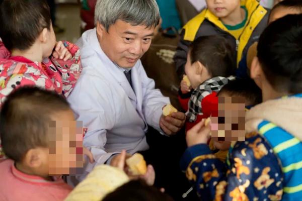 乘客突发疾病，老中医紧急施针救回