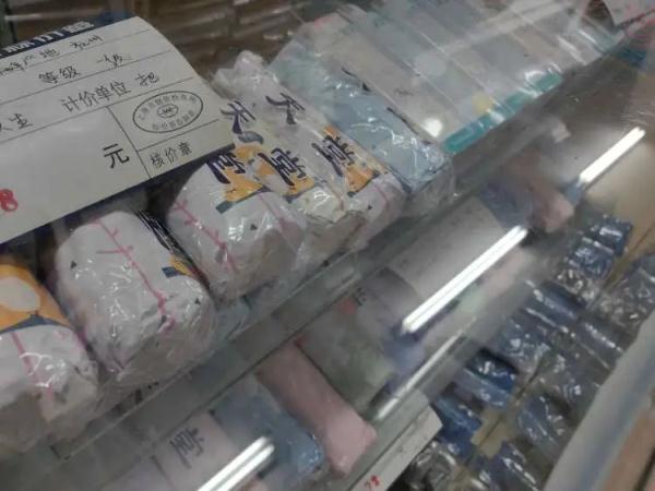 上海93岁老人一天跑两趟！69岁小店卖假领头、热水瓶胆...