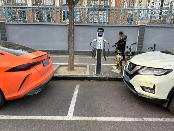北京这里的路侧充电车位常被霸占，“专位专用”能实现吗？