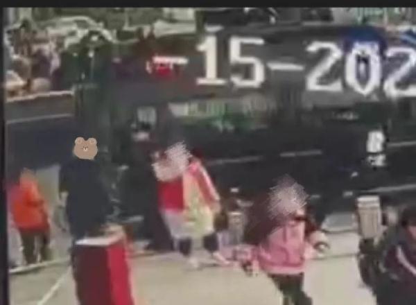 小学门口，执勤民警无意发现学生家长正是违法行为人！接下来的举动暖心了