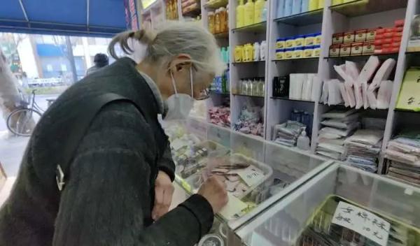 上海93岁老人一天跑两趟！69岁小店卖假领头、热水瓶胆...