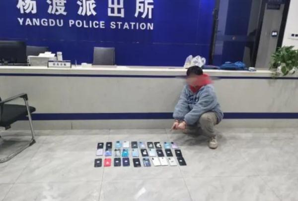 两男子相约盗窃路上入校盗走34部学生手机,24小时被抓 两男子相约盗窃路上入校盗走34部学生手机,24小时被抓